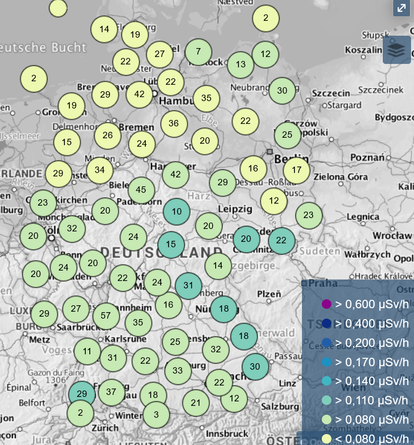 Verteilung der Gammastahlungs-Messstellen in Deutschland (Zahl gibt die Anzahl der Messtellewieder,Farbe die durchschnittliche Radioaktivität).